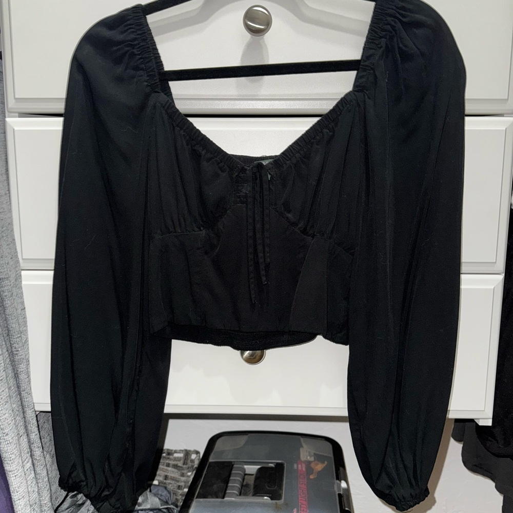 Crop black puff sleeve.